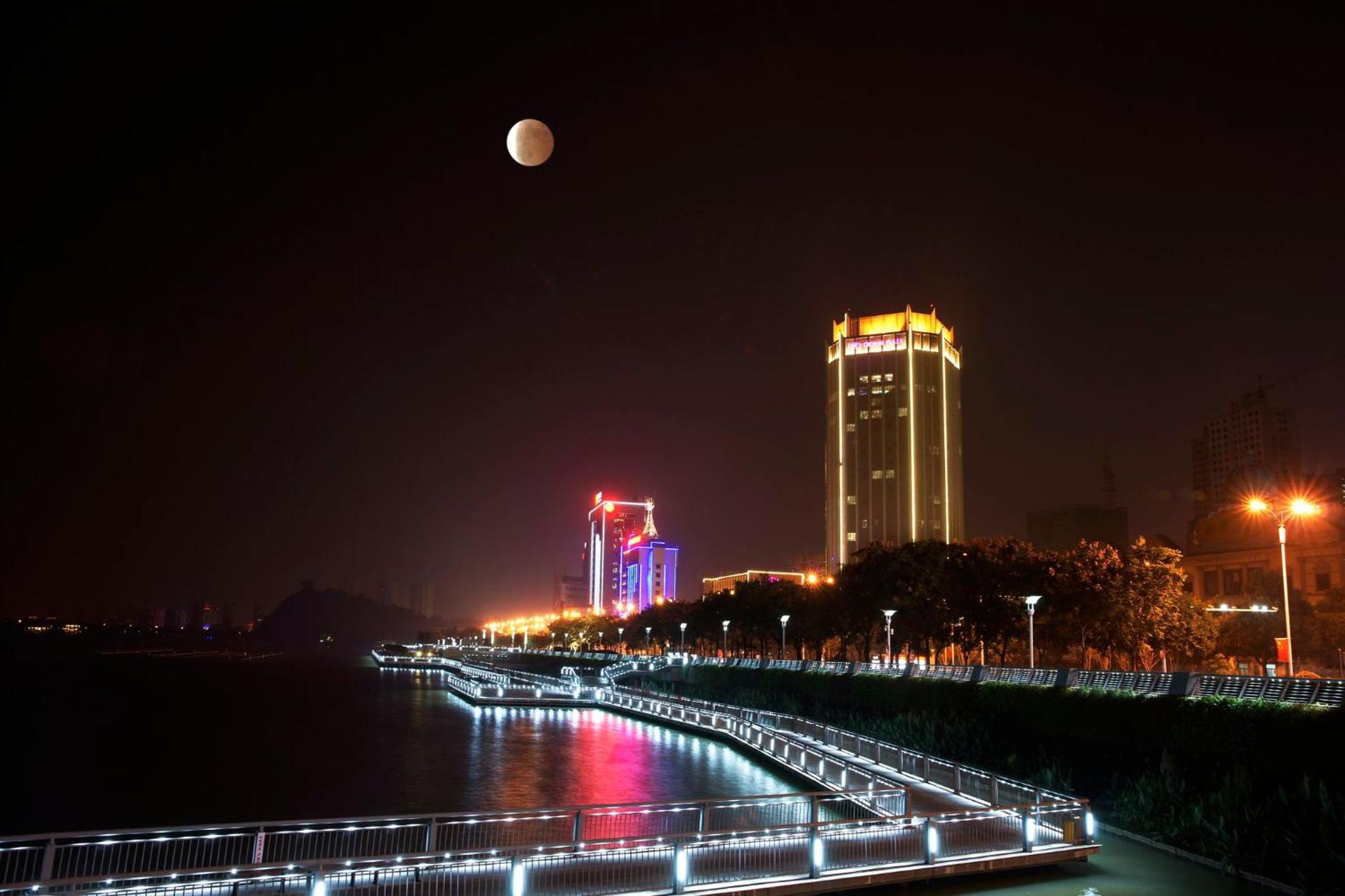 Crowne Plaza Zhenjiang By Ihg Hotel Bagian luar foto